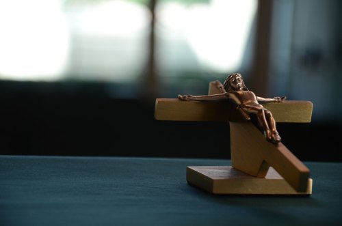 Crucifix by Iv Horton-161649-unsplash